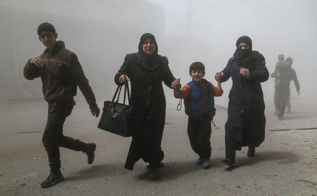 Syrians flee following a reported government air strike in Hamouria, in the eastern Ghouta region on the outskirts of the capital Damascus. (AFP Photo) Syrians flee following a reported government air strike in Hamouria, in the eastern Ghouta region on the outskirts of the capital Damascus. (AFP Photo)