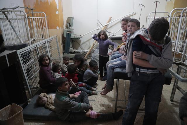 Syrian children wait to receive treatment at a makeshift clinic following reported air strikes by government forces in the rebel-held town of Douma, on the eastern outskirts of Damascus, on April 4, 2017. (AFP Photo) Syrian children wait to receive treatment at a makeshift clinic following reported air strikes by government forces in the rebel-held town of Douma, on the eastern outskirts of Damascus, on April 4, 2017. (AFP Photo)
