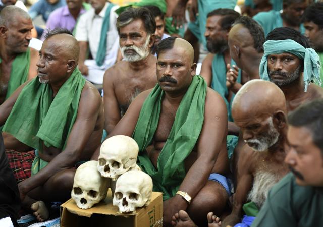 Tamil Nadu farmers during their strike at Jantar Mantar in New Delhi. (Arvind Yadav/HT PHOTO) Tamil Nadu farmers during their strike at Jantar Mantar in New Delhi. (Arvind Yadav/HT PHOTO)
