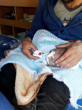 A man holds an injured baby inside a Turkish ambulance as injured Syrian people enter into Turkey from the Cilvegozu border gate in Hatay province. (AFP Photo) A man holds an injured baby inside a Turkish ambulance as injured Syrian people enter into Turkey from the Cilvegozu border gate in Hatay province. (AFP Photo)