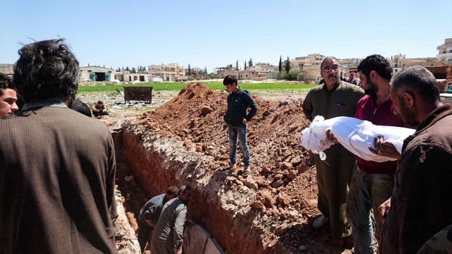Syrians bury the bodies of victims in Khan Sheikhun, a nearby rebel-held town in Syria’s northwestern Idlib province. (AFP Photo)