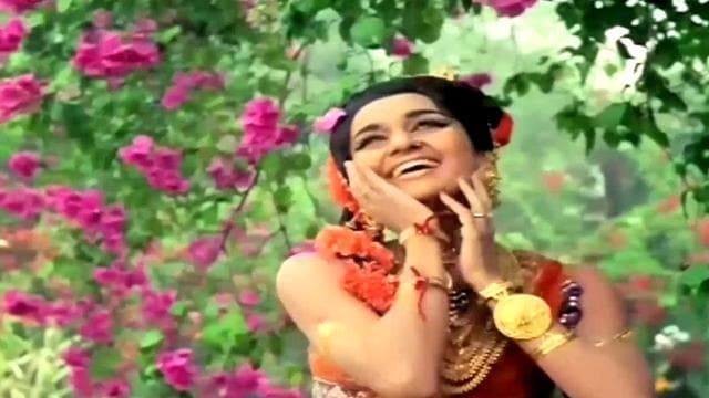 Asha Parekh starred with Dharmendra in Aya Sawan Jhoom Ke. Asha Parekh starred with Dharmendra in Aya Sawan Jhoom Ke.