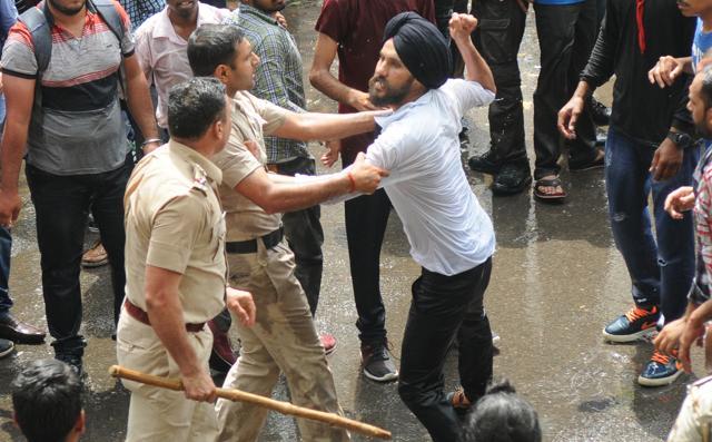 Students caught in scuffle with the police at Panjab University in Chandigarh on Thursday. (Anil Dayal/HT Photo) Students caught in scuffle with the police at Panjab University in Chandigarh on Thursday. (Anil Dayal/HT Photo)