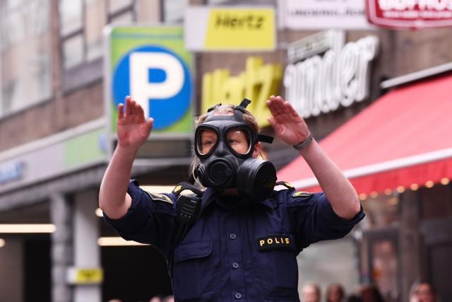 Police officers work at the scene where a truck crashed into the Ahlens department store at Drottninggatan in central Stockholm. (AFP Photo) Police officers work at the scene where a truck crashed into the Ahlens department store at Drottninggatan in central Stockholm. (AFP Photo)
