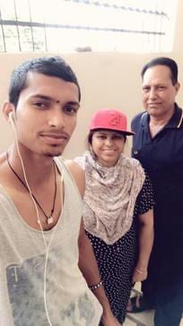 Navdeep with his parents Gurmeet Kaur Saini and Amarjeet Singh Saini. (HT Photo)