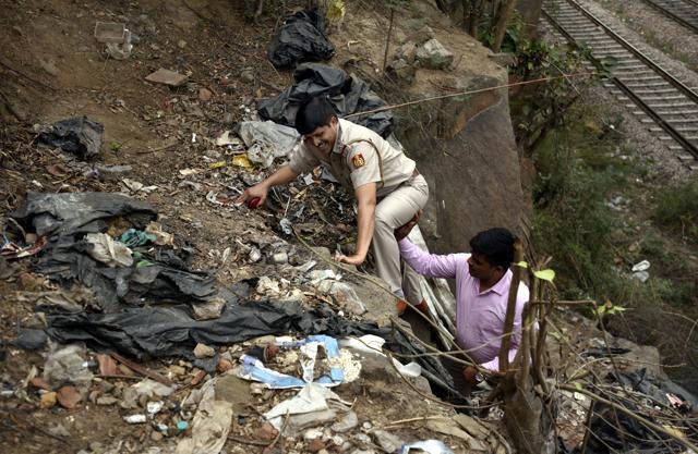 A policeman tries to reach the entrance of a cave in Delhi’s Moti Bagh that was used by criminals as a hideout. (Mohd Zakir/HT Photo) A policeman tries to reach the entrance of a cave in Delhi’s Moti Bagh that was used by criminals as a hideout. (Mohd Zakir/HT Photo)