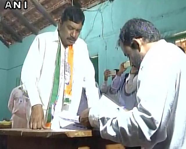 Nanjangud Congress candidate Kalale Krishnamurthy wore Congress symbol inside polling station. (ANI) Nanjangud Congress candidate Kalale Krishnamurthy wore Congress symbol inside polling station. (ANI)