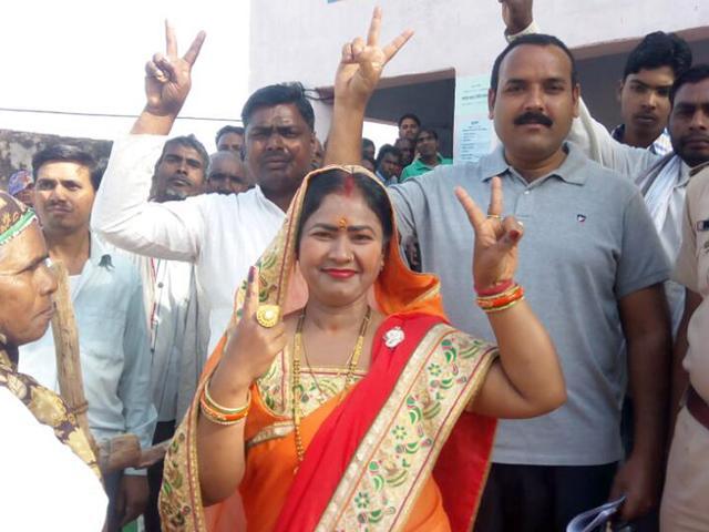 BJP candidate Sobha Rani Kushwaha flashes the victory sign in Dholpur on Sunday. (HT Photo) BJP candidate Sobha Rani Kushwaha flashes the victory sign in Dholpur on Sunday. (HT Photo)
