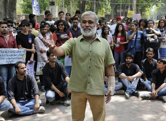 Arvind Gaur addresses the students as the members of Asmita Theatre Group perform a street play to support the students from different universities in Delhi protest against campus violence against LGBTQ. (Sushil Kumar/ HT Photo) Arvind Gaur addresses the students as the members of Asmita Theatre Group perform a street play to support the students from different universities in Delhi protest against campus violence against LGBTQ. (Sushil Kumar/ HT Photo)