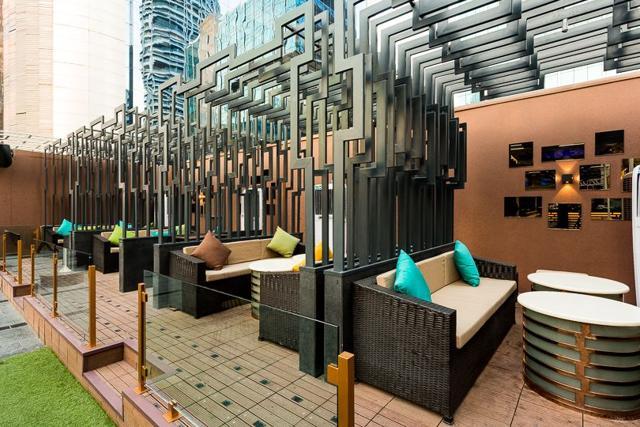 Wooden gazebos and cosy sofas are interspersed with a few high tables and bar stools. (HT Photo) Wooden gazebos and cosy sofas are interspersed with a few high tables and bar stools. (HT Photo)