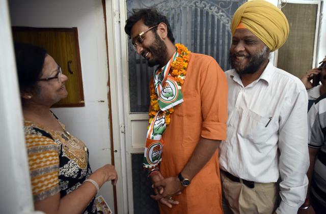 Congress candidate Himanshu Pahuja during campaing in Janakpuri. He is contesting from Pratap Nagar ward. (Ravi Choudhary/HT Photo) Congress candidate Himanshu Pahuja during campaing in Janakpuri. He is contesting from Pratap Nagar ward. (Ravi Choudhary/HT Photo)