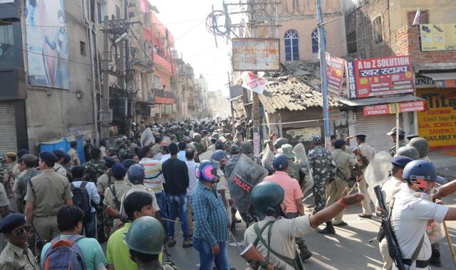 The administration in Ranchi deployed heavy security to break up a communal clash and restore order in the MG Marg locality. (Parwaz Khan/HT Photo) The administration in Ranchi deployed heavy security to break up a communal clash and restore order in the MG Marg locality. (Parwaz Khan/HT Photo)