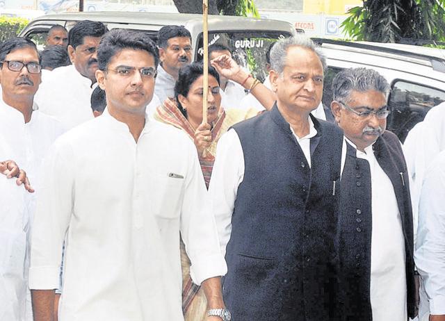 Former Rajasthan chief minister Ashok Gehlot and state Congress chief Sachin Pilot leading a delegation over the issue of Rajasthan mining scam in New Delhi in October 2015. (HT FILE PHOTO)