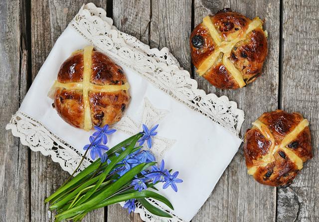 Hot cross bun recipe by Neeraj Tygai at Shangri-La’s - Eros Hotel, New Delhi