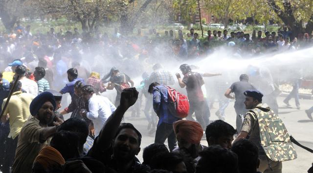 The protesters were tear-gassed around 12.30pm after which senior superintendent of police Eish Singhal arrived. (KArun Sharma/HT)