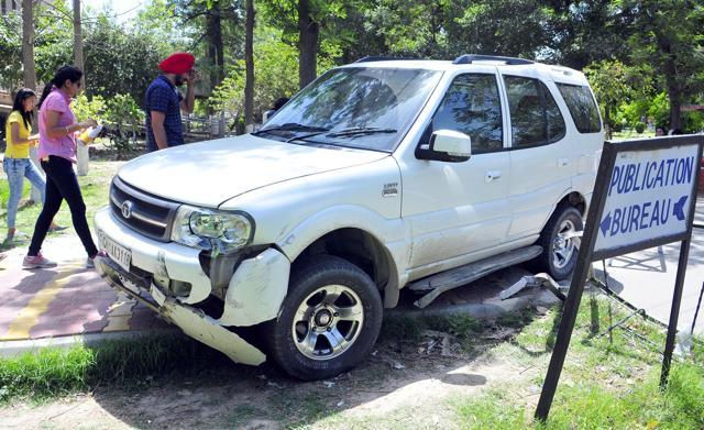 On Tuesday, a white Safari bearing Chandigarh number was spotted by the students stuck in a pathway after it smashed into the railing at night. (Sameer Sehgal/HT) On Tuesday, a white Safari bearing Chandigarh number was spotted by the students stuck in a pathway after it smashed into the railing at night. (Sameer Sehgal/HT)