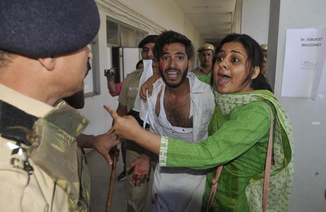Students sat down and told the policemen to call an ambulance for those injured. They were also demanding to call the V-C out, but the authorities said he was out of station. (Karun Sharma/HT)