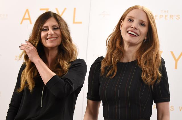 Niki Caro (L) poses with actor Jessica Chastain, who plays the main character in her film The Zookeeper's Wife. (AFP)