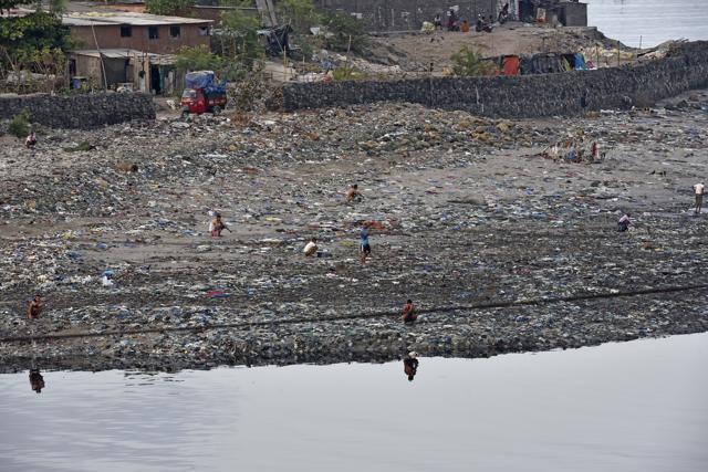 People squat in the open, amid garbage, at Mahim causeway. (Vijayanand Gupta/HT Photo) People squat in the open, amid garbage, at Mahim causeway. (Vijayanand Gupta/HT Photo)