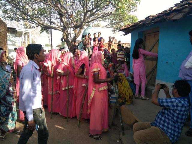 The Gulabi Gang checks out an illicit alcohol outlet in a village in Sagar district. (HT PHOTO) The Gulabi Gang checks out an illicit alcohol outlet in a village in Sagar district. (HT PHOTO)