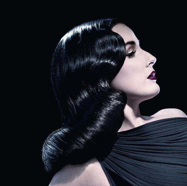Side swept waves add elegance to your look. (Photo: Facebook)
