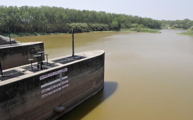 The part of the Sukhna lake where the authorities have put a scale to measure the water level. (Karun Sharma/HT Photo) The part of the Sukhna lake where the authorities have put a scale to measure the water level. (Karun Sharma/HT Photo)