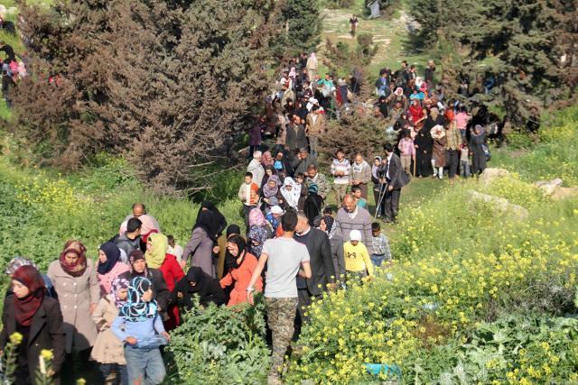 Syrians, evacuated from two besieged government-held towns of Fuaa and Kafraya, flee into a field near the site of a suicide car bombing that targeted their buses in Rashidin, west of Aleppo, on April 15. (AFP Photo) Syrians, evacuated from two besieged government-held towns of Fuaa and Kafraya, flee into a field near the site of a suicide car bombing that targeted their buses in Rashidin, west of Aleppo, on April 15. (AFP Photo)