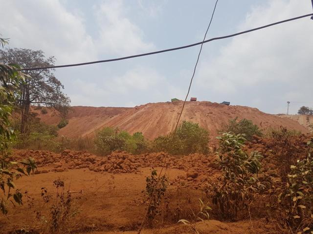 The mining area which overlooks Sonshi village. (Nida Khan/HT Photo) The mining area which overlooks Sonshi village. (Nida Khan/HT Photo)