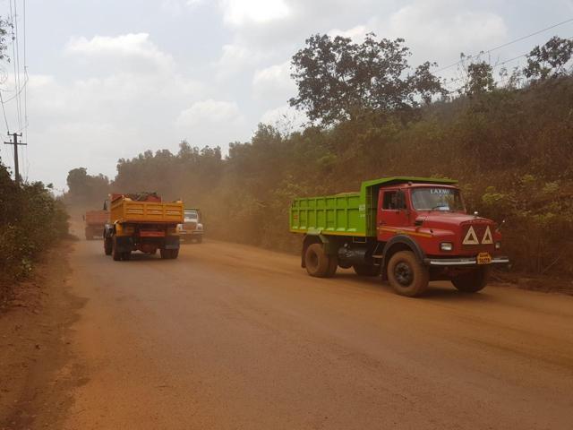 The dusty village road on which hundreds of trucks make nearly 4,000 trips in a day. (Nida Khan/ HT Photo) The dusty village road on which hundreds of trucks make nearly 4,000 trips in a day. (Nida Khan/ HT Photo)