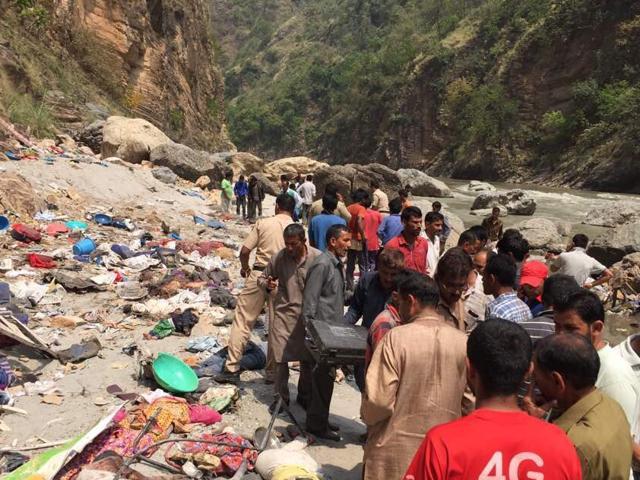 State Disaster Response Force at the accident site. The passengers on the private bus were travelling from Vikasnagar to Dehradun in Uttarakhand, going on a route that touches the Himachal Pradesh border. (HT Photo)