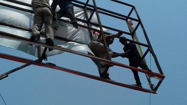 He was kicked by the policemen in an effort to make him let go of the advertisement grills. (HT Photo)