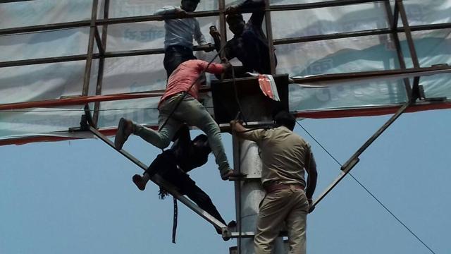 After several such kicks, the man lost his grip and fell straight down where the locals had arranged a huge tarpaulin to break his fall. (HT Photo)