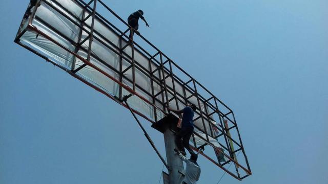 Police said after his engagement was called off, one of his relatives had brought him to Loni from where he escaped the car and climbed a nearby unipole. (HT Photo)