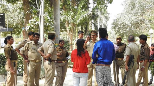 Police’s anti-Romeo squad questions a couple in Jhansi on March 22. (HT FILE PHOTO)