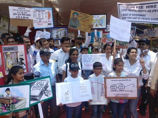 Parents protest against hikes in school fees at Azad Maidan on Thursday. (Pratik Chorge/HT) Parents protest against hikes in school fees at Azad Maidan on Thursday. (Pratik Chorge/HT)