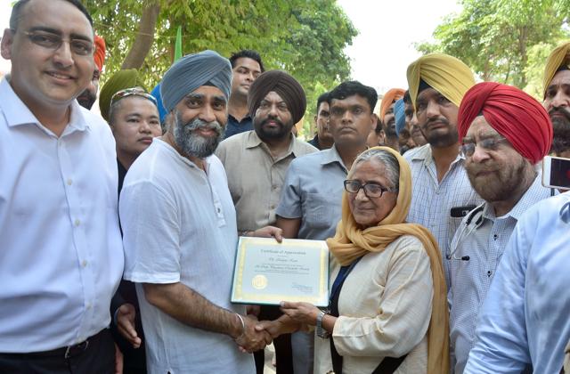 Harjit Singh Sajjan being honoured by Bibi Inderjit Kaur, All-India Pingalwara Charitable Society president, at Pingalwara during the CAnadian defence minister’s Amritsar visit on Thursday. (Gurpreet Singh/HT)