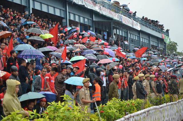 Much of the Aizawl FC vs Mohun Bagan I-League amtch was played in torrential rain, with mist leading to poor visibility at the Rajiv Gandhi Stadium, but that didn’t stop the home team supporters. (AIFF)