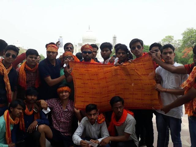 Protestors handed over a memorandum to chief superintending archaeologist of ASI (Agra Circle) Bhuvan Vikram Singh to condemn Wednesday’s incident (HT Photo) Protestors handed over a memorandum to chief superintending archaeologist of ASI (Agra Circle) Bhuvan Vikram Singh to condemn Wednesday’s incident (HT Photo)