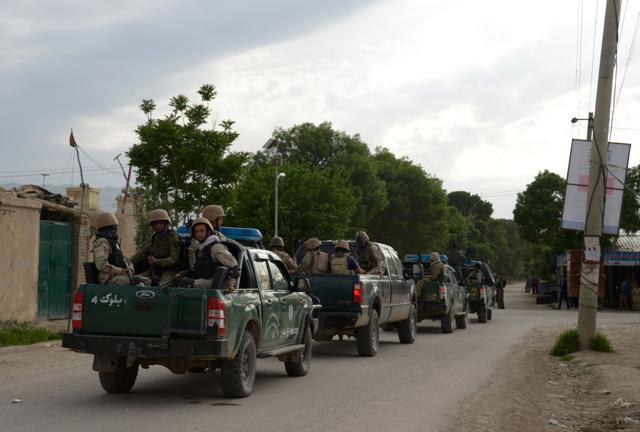 Afghan security personnel arrive at the site of an ongoing attack on an army compound in Dihdadi District of Balkh province on April 21, 2017. (AFP) Afghan security personnel arrive at the site of an ongoing attack on an army compound in Dihdadi District of Balkh province on April 21, 2017. (AFP)
