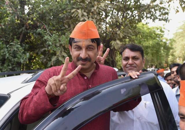 BJP’s Manoj Tiwari at a ward on Sunday. (HT Photo) BJP’s Manoj Tiwari at a ward on Sunday. (HT Photo)