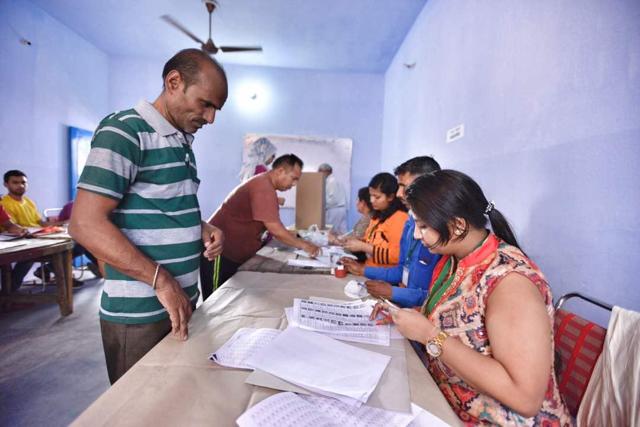Voters in a polling booth to cast their ballot at Burari, Nourth Delhi. (HT Photo) Voters in a polling booth to cast their ballot at Burari, Nourth Delhi. (HT Photo)