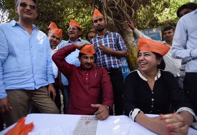 Delhi BJP chief Manoj Tiwari meets party workers near a polling station at Vasundhara Enclave in East Delhi. (Ravi Choudhary/HT Photo) Delhi BJP chief Manoj Tiwari meets party workers near a polling station at Vasundhara Enclave in East Delhi. (Ravi Choudhary/HT Photo)