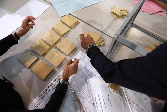 Volunteers count the ballots at the end of the first round of the French presidential election first round vote in Marseille, southern France. (AFP Photo) Volunteers count the ballots at the end of the first round of the French presidential election first round vote in Marseille, southern France. (AFP Photo)