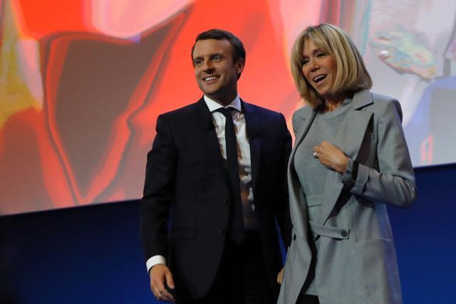Emmanuel Macron and his wife Brigitte Trogneux during a meeting at the Parc des Expositions in Paris. (AFP Photo)