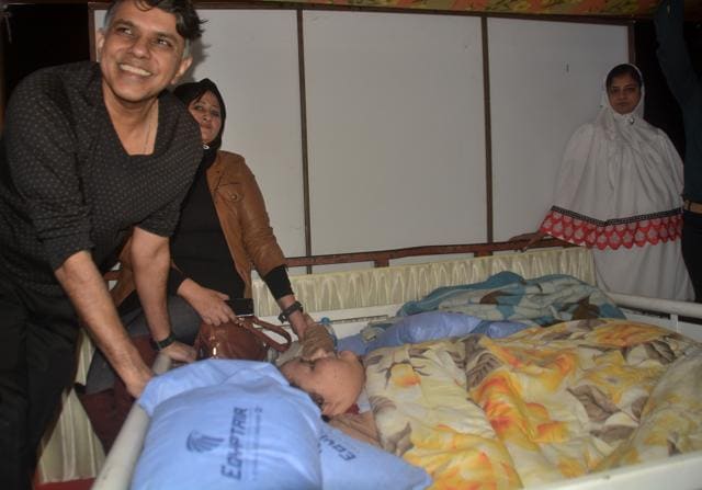 Dr Muffazal Lakdawala with Eman Ahmed and her sister (left cornr) ahead of the bariatric surgery in Mumbai. (Prashant Waydande/HT File Photo)