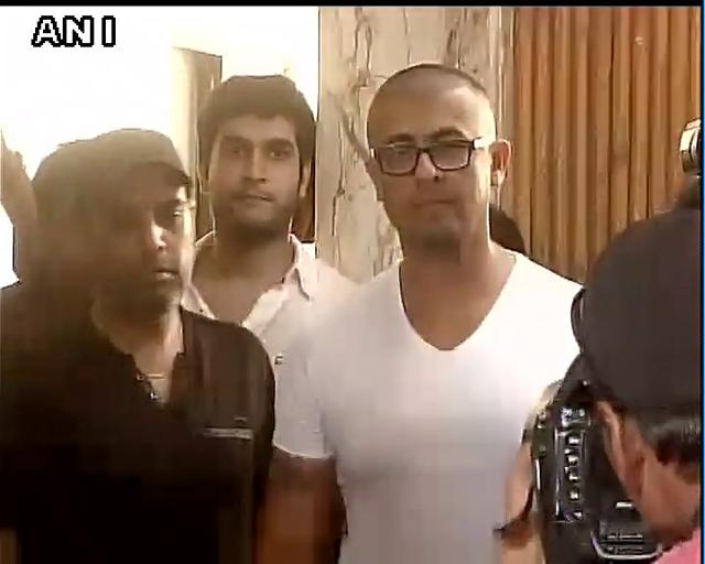 After a maulvi announced Rs 10,000 price for anyone who shaves Sonu Nigam’s head, the singer got himself his head shaved. (ANI) After a maulvi announced Rs 10,000 price for anyone who shaves Sonu Nigam’s head, the singer got himself his head shaved. (ANI)