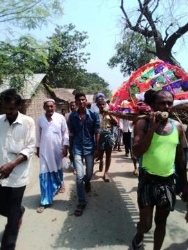 The youths of the village took turns in carrying the body to the crematorium. (HT Photo) The youths of the village took turns in carrying the body to the crematorium. (HT Photo)