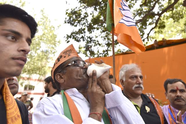 BJP workers celebrate the party’s victory in the MCD election in New Delhi on Wednesday. (Arvind Yadav/HT PHOTO) BJP workers celebrate the party’s victory in the MCD election in New Delhi on Wednesday. (Arvind Yadav/HT PHOTO)