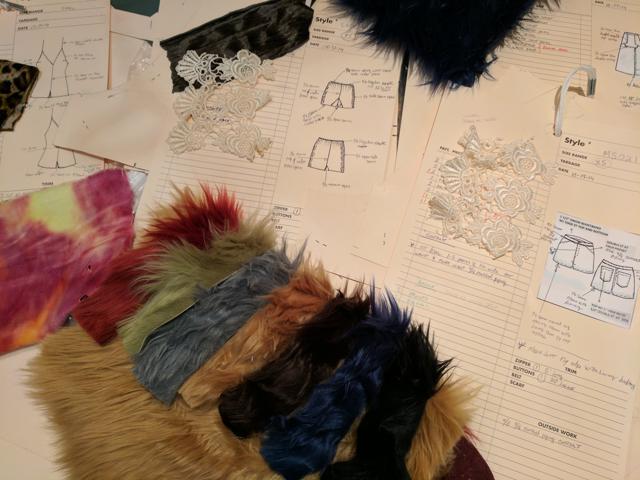 Work desk situation: That’s how the sisters Meg and Komie work on their collection. Work desk situation: That’s how the sisters Meg and Komie work on their collection.