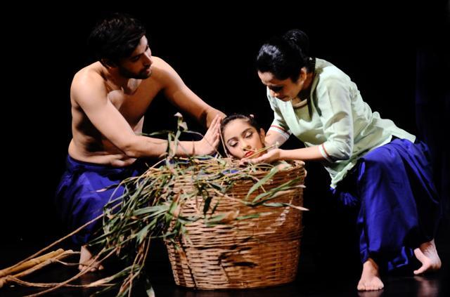 A performance of Crossing Oceans (Photo courtesy: Narendra Dangiya ) A performance of Crossing Oceans (Photo courtesy: Narendra Dangiya )